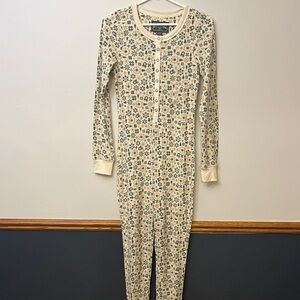 American Eagle Outfitters Cream and Green Snowflake Pajama Onesie